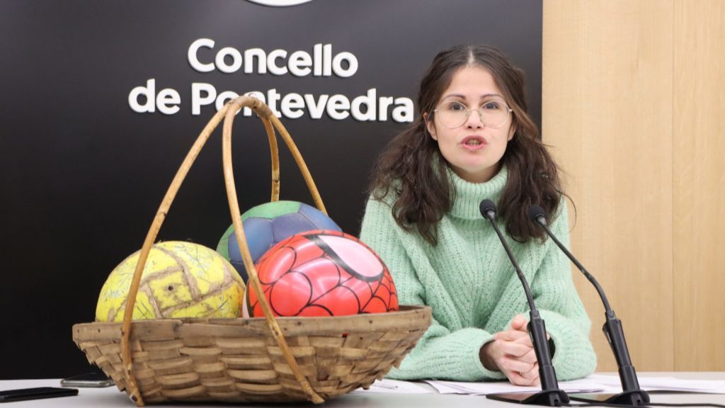 Anabel Gulías, portavoz del Gobierno local de Pontevedra, junto a tres de los balones.