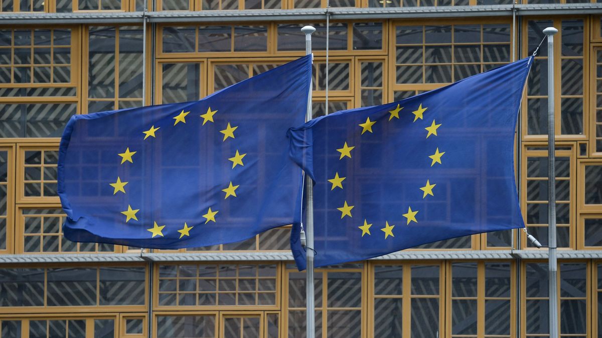 Banderas de la UE en la sede de la Comisión Europea en Bruselas Banderas de la UE en la sede de la Comisión Europea en Bruselas