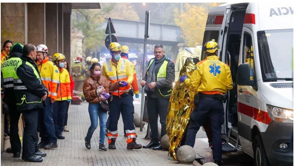Bomberos, sanitarios y agentes evacuaron a los viajeros de los trenes implicados en el choque