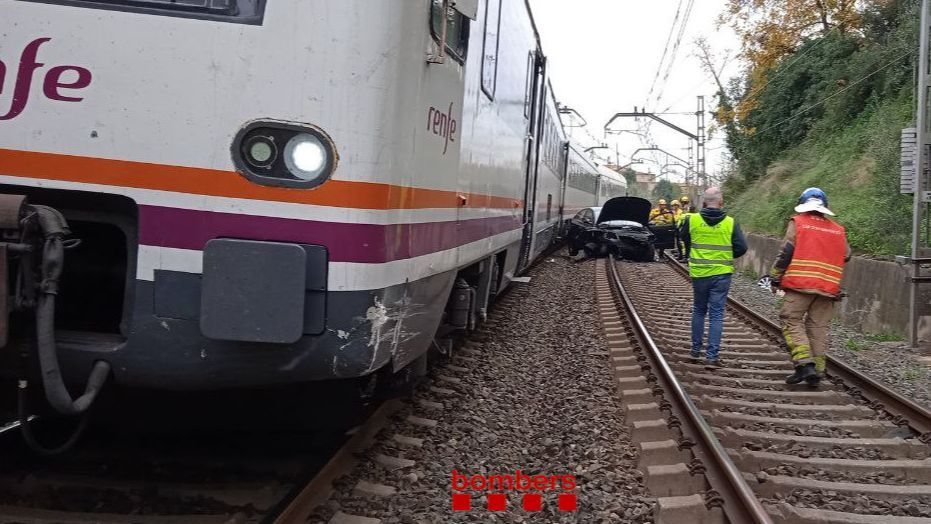 A prepare runs over a automotive after falling onto the tracks resulting from a drop of 5 meters in Reus