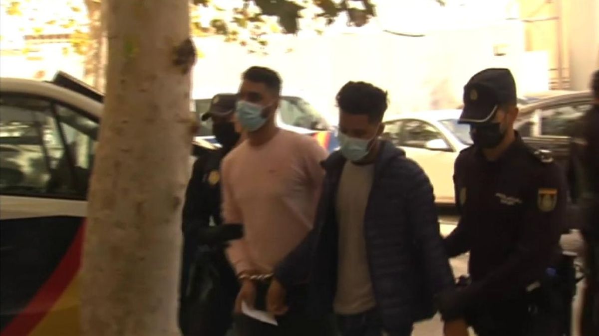Detenidos dos de los inmigrantes huidos tras el aterrizaje forzoso en El Prat