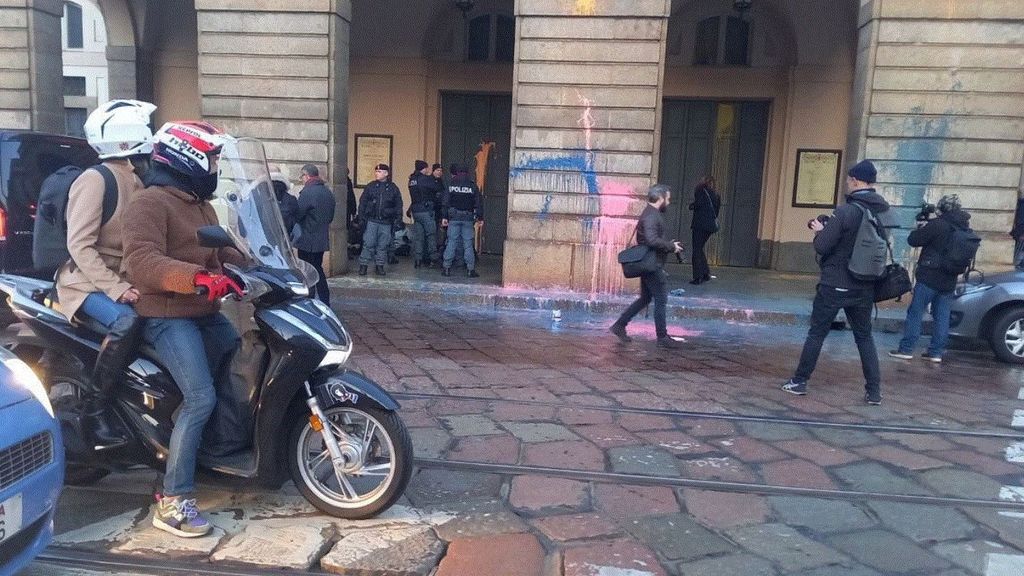 Detenidos cinco activistas por tirar pintura contra la fachada del teatro La Scala en Milán