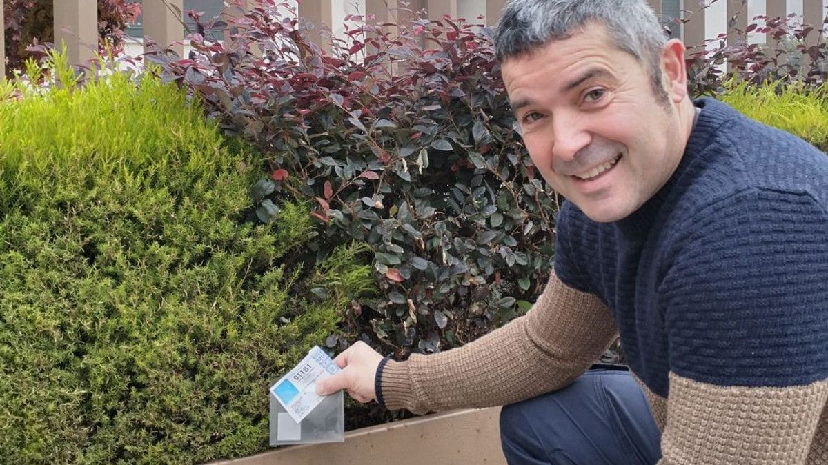 Fernando Toubes, promotor de la iniciativa, con uno de los décimos que esconderá.