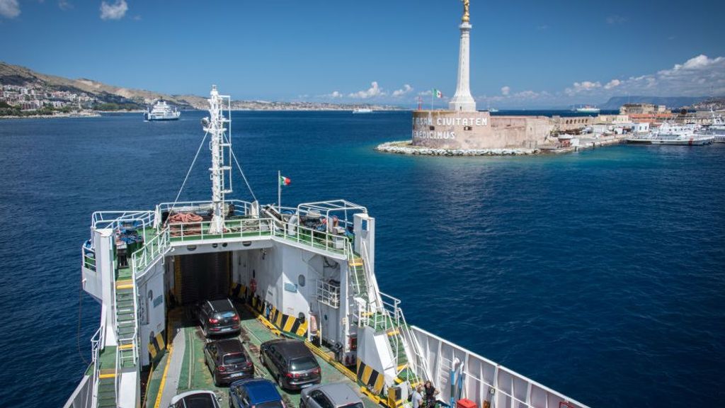 Foto del puerto de Messina, en Sicilia, con vista al Estrecho que la separa de la península.
