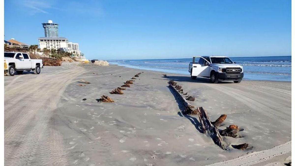 Restos de una estructura de madera que la erosión dejó al descubierto en una playa de Daytona en Florida, tras el paso de los huracanes de Ion y Fiona..
