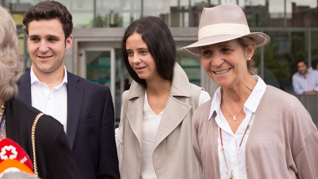Victoria Federica con su madre, la infanta Elena, y su hermano, Froilán (archivo)
