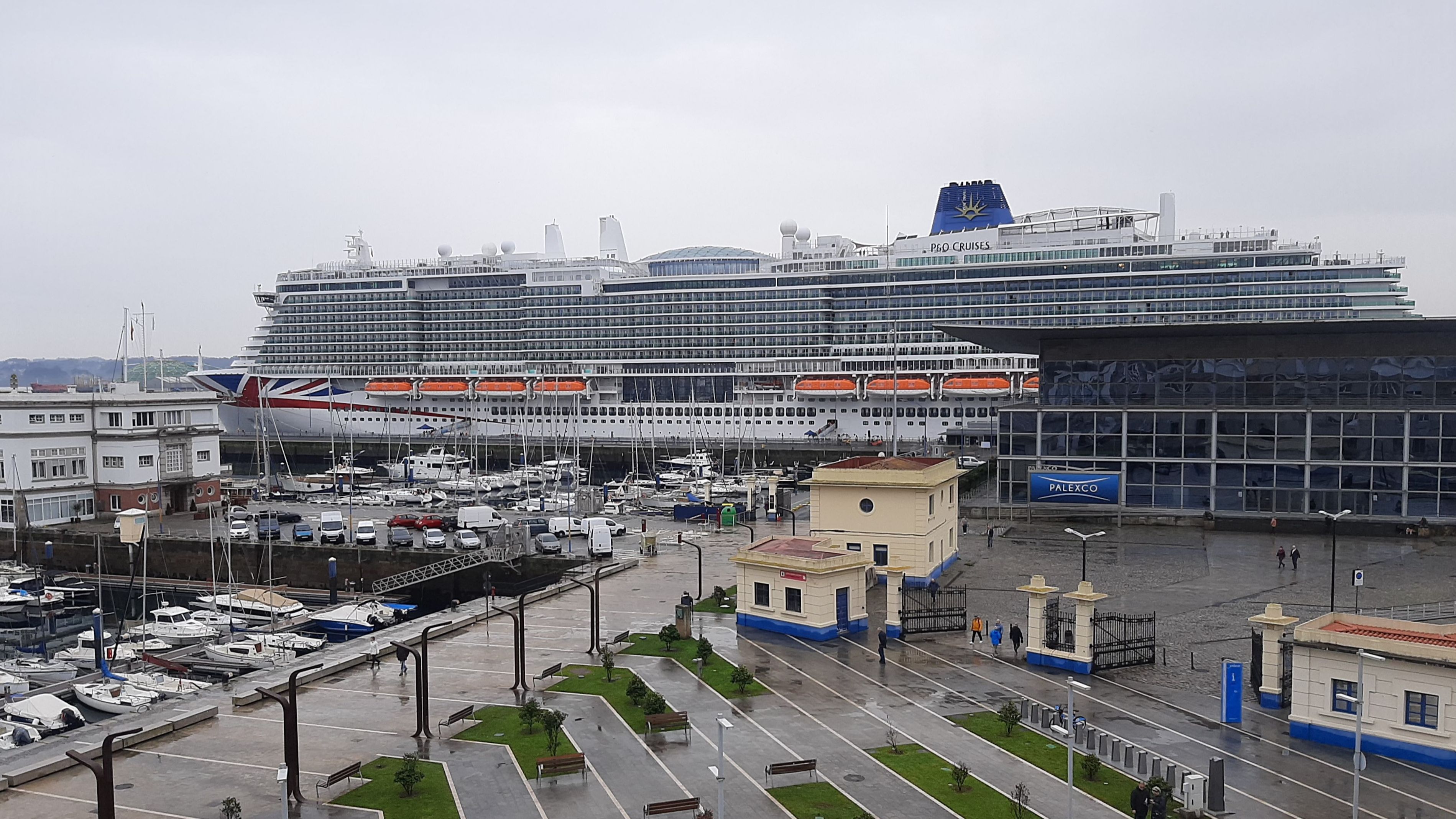 Iona, the sixth largest cruise ship on the planet, docks in A Coruña, reaching a file variety of calls