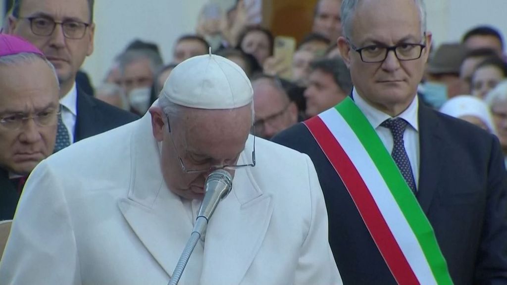 El Papa no puede contener las lágrimas por Ucrania ante la Virgen de la Inmaculada