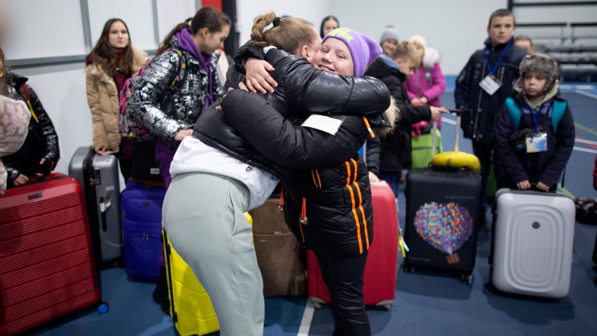 Familias de acogida dan la bienvenida a Valencia a los 53 menores ucranianos que llegan a pasar la Navidad Familias de acogida dan la bienvenida a Valencia a los 53 menores ucranianos que llegan a pasar la Navidad