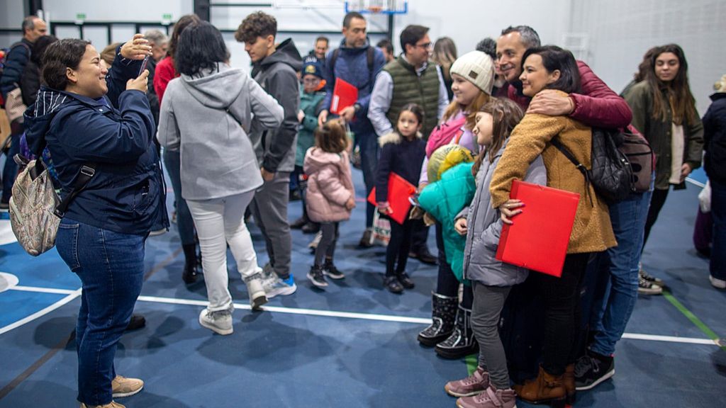 Familias de acogida dan la bienvenida a Valencia a los 53 menores ucranianos que llegan a pasar la Navidad