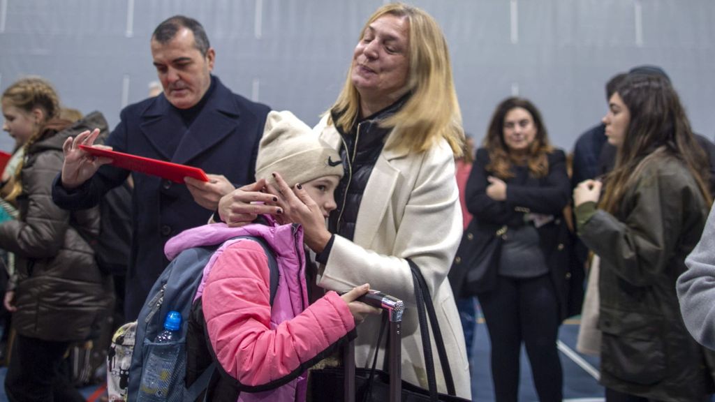 Familias de acogida dan la bienvenida a Valencia a los 53 menores ucranianos que llegan a pasar la Navidad