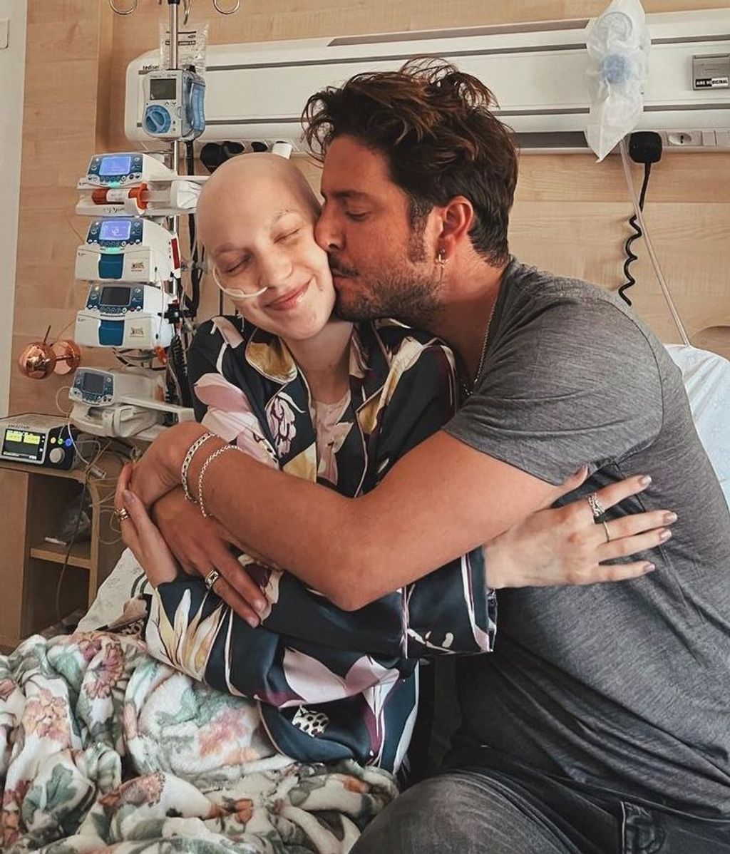Manuel Carrasco visita a Elena Huelva en el hospital siempre que puede