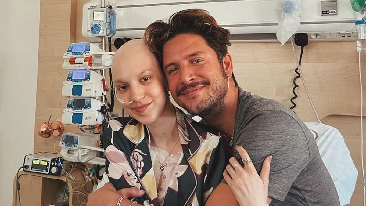 Manuel Carrasco visita a Elena Huelva en el hospital