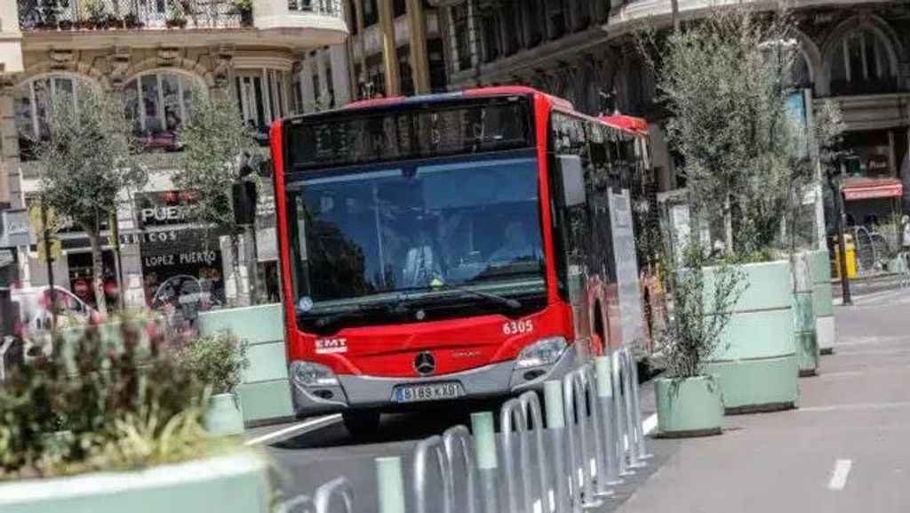 Obligan a una niña de tres años a bajar de un autobús por no llevar mascarilla