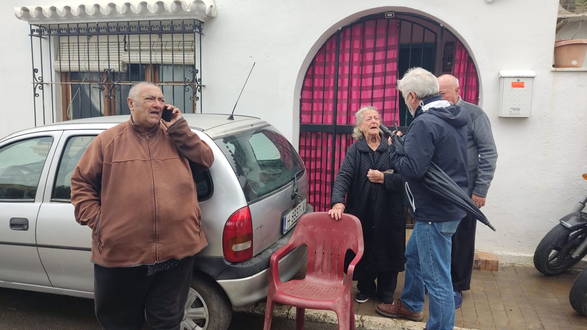 They discover the grandfather and his grandson who had disappeared within the province of Huelva