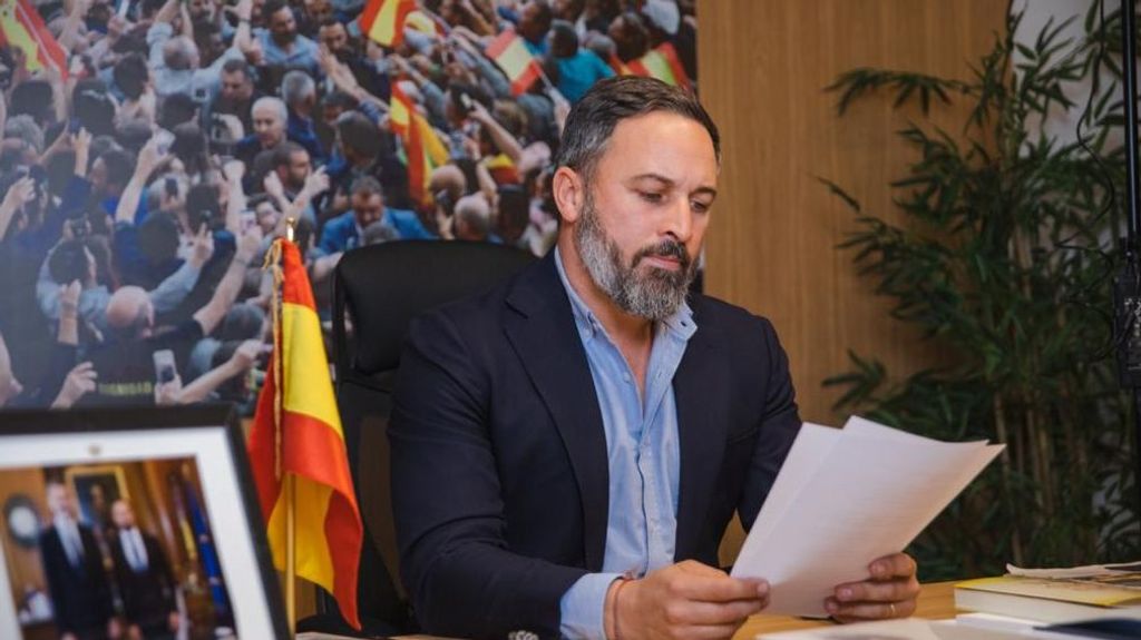 El presidente de Vox, Santiago Abascal, lee una declaración institucional y anuncia una moción de censura contra Sánchez