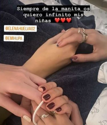 La emotiva imagen de Elena Huelva con su madre y su hermana