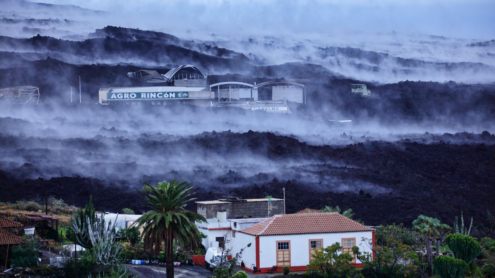 The rationalization for the hanging picture of La Palma after the rains: ‘clouds’ of water vapor over the laundry