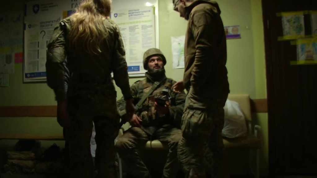La imagen de un hospital militar de Bagmut en Ucrania: intentando salvar vidas entre tinieblas