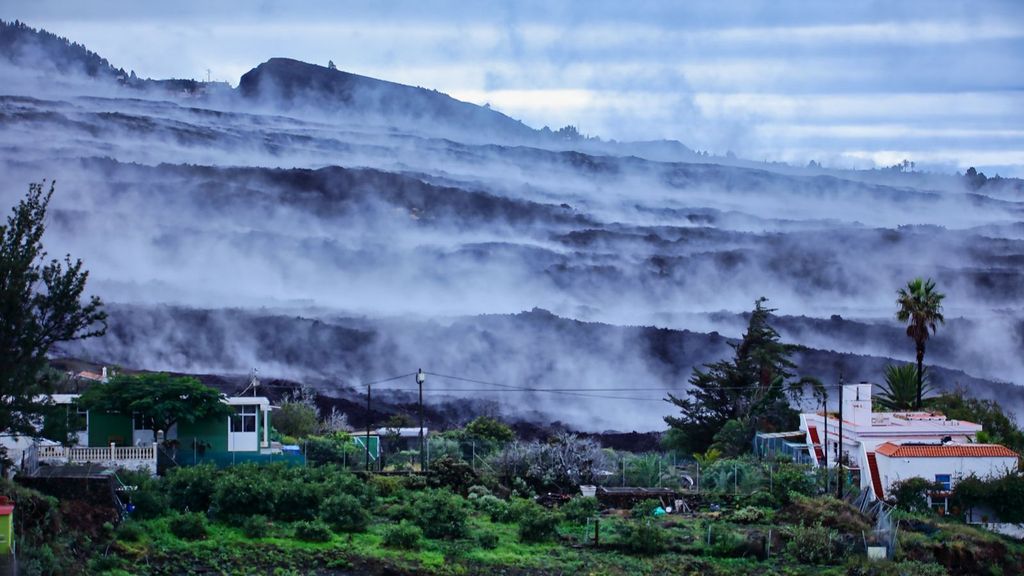 La ladera del volcán de La Palma aún "humea" con la lluvia