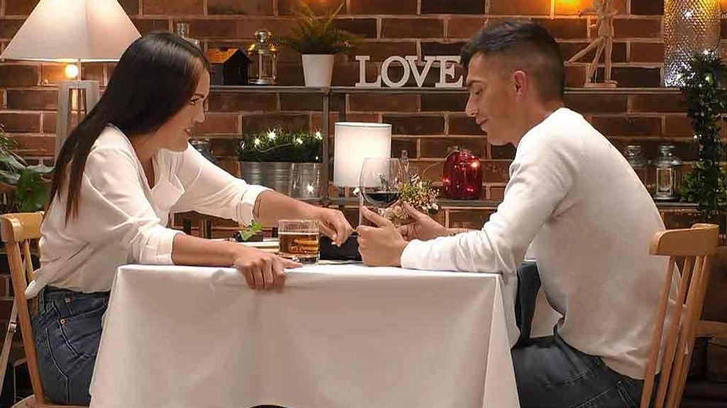 Laura and Iván during their date in 'First Dates'