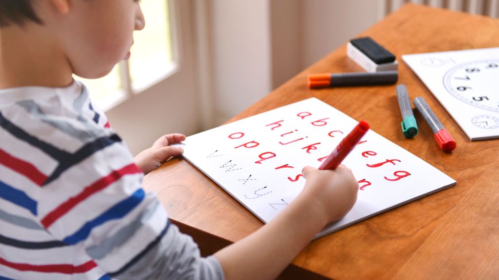 Niño escribiendo