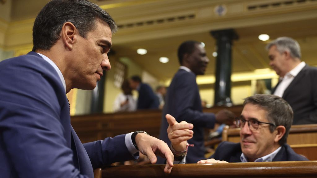 Pedro Sánchez y Patxi López charlando en el Congreso en una imagen de archivo