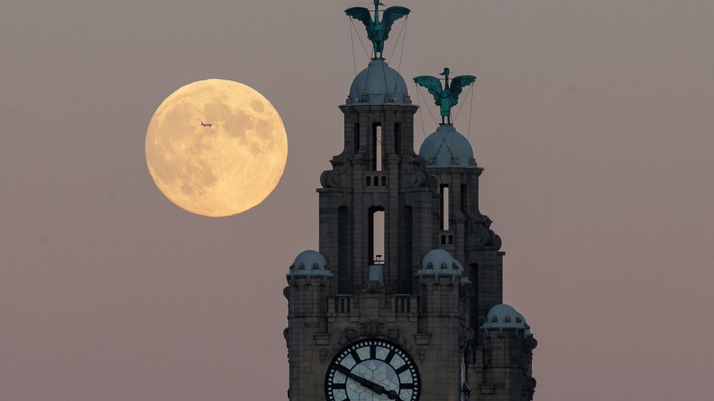 Salida de la luna llena en Liverpool