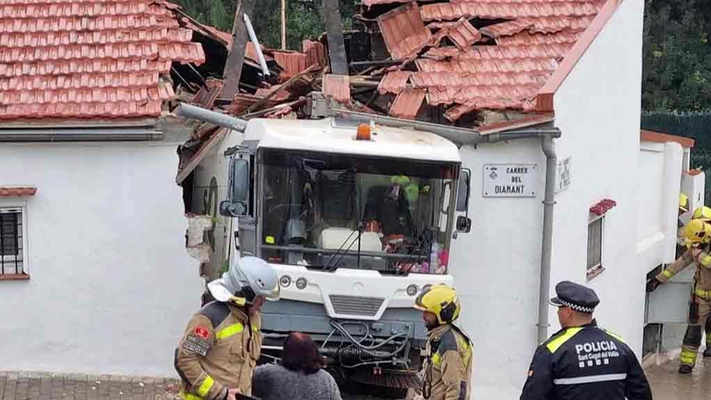 Un camión de residuos parte por la mitad una casa en San Cugat (Barcelona)