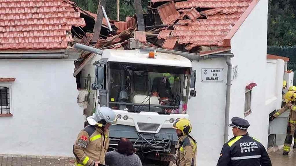 Un camión de residuos parte por la mitad una casa en San Cugat (Barcelona)