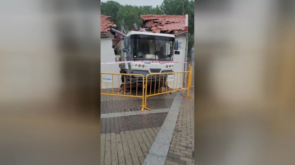 Un camión se empotra contra una vivienda de Sant Cugat, en Barcelona