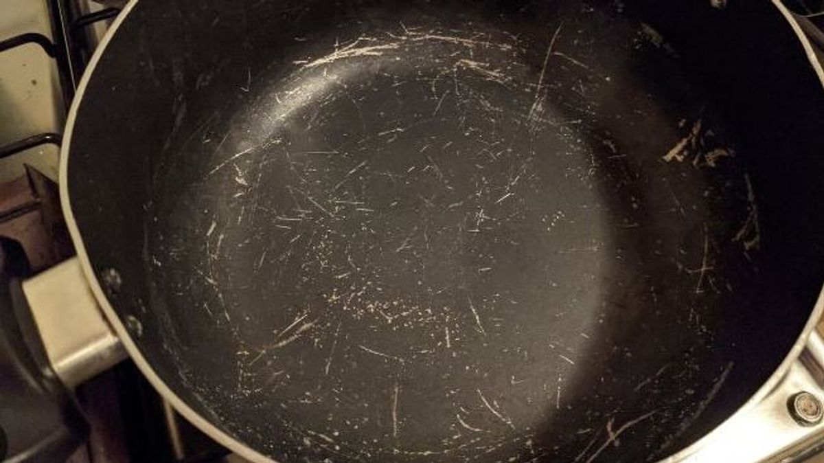 Un solo arañazo en el teflón de tu sartén puede contaminar la comida
