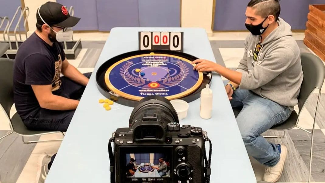 Crokinole, the Canadian recreation that made a person from Cádiz fall in love with its board and its 350-euro discs