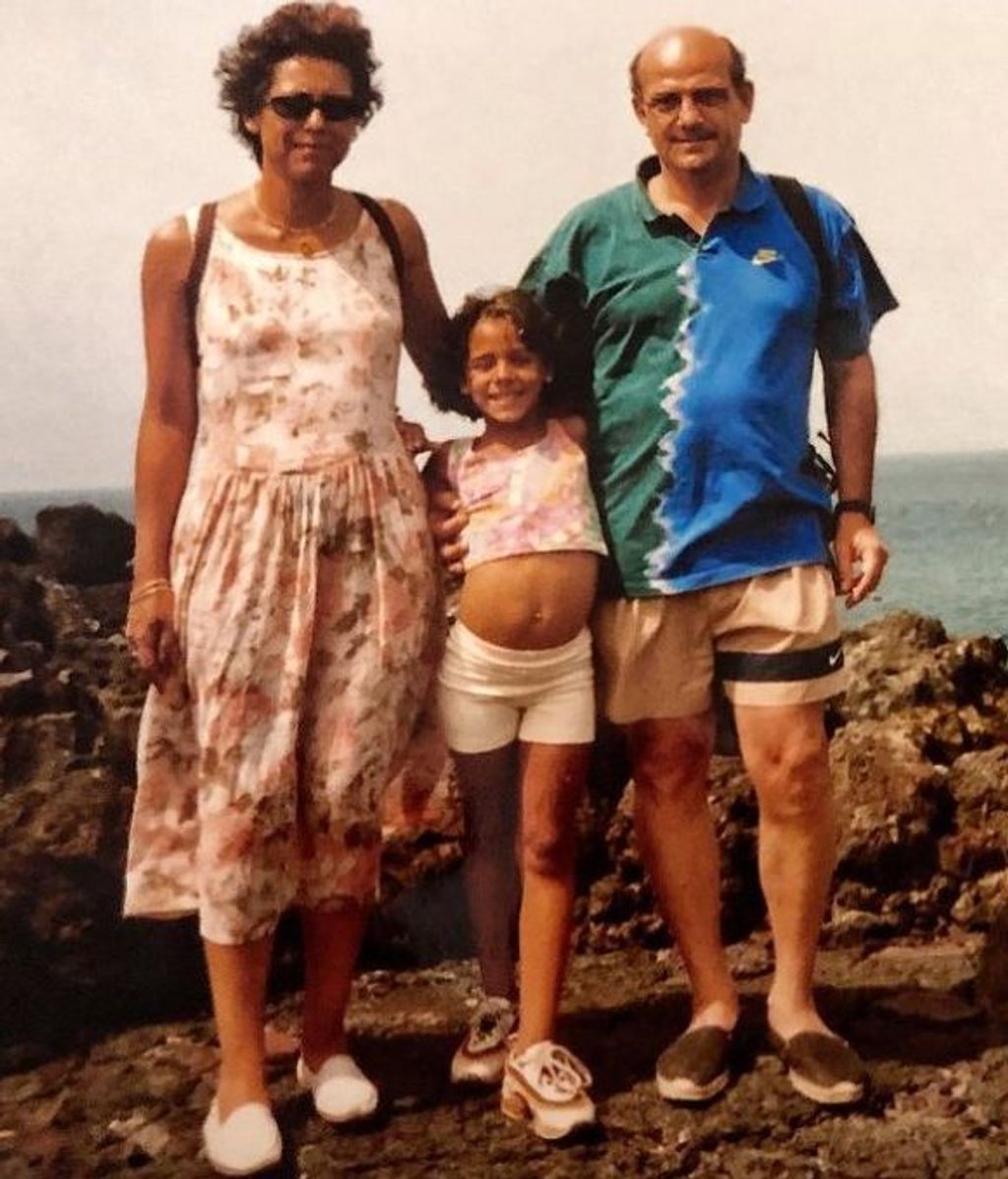 Ginna, de niña con sus padres