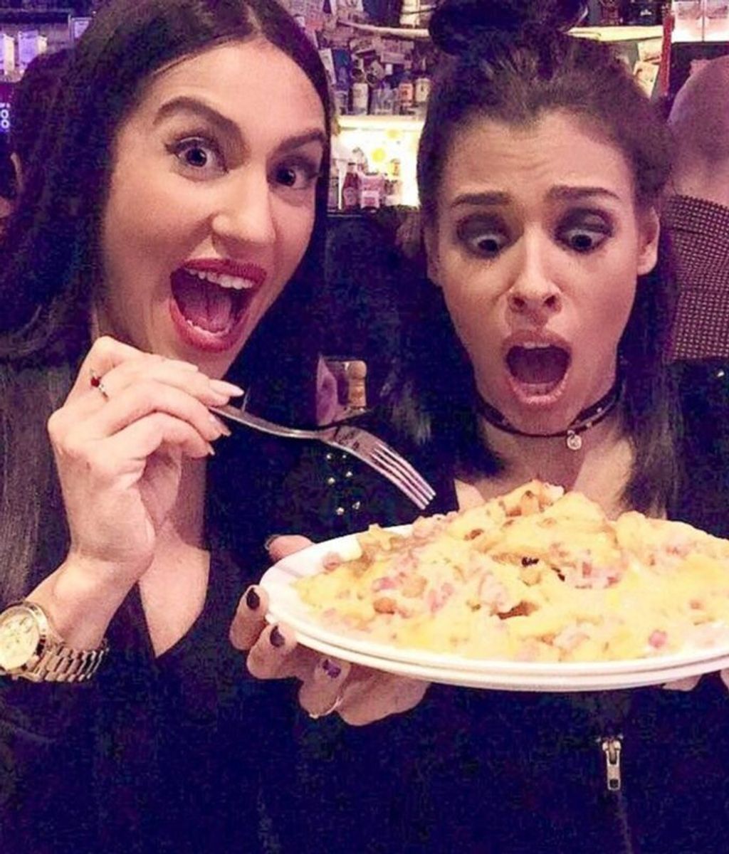Ginna Pedrós con una amiga