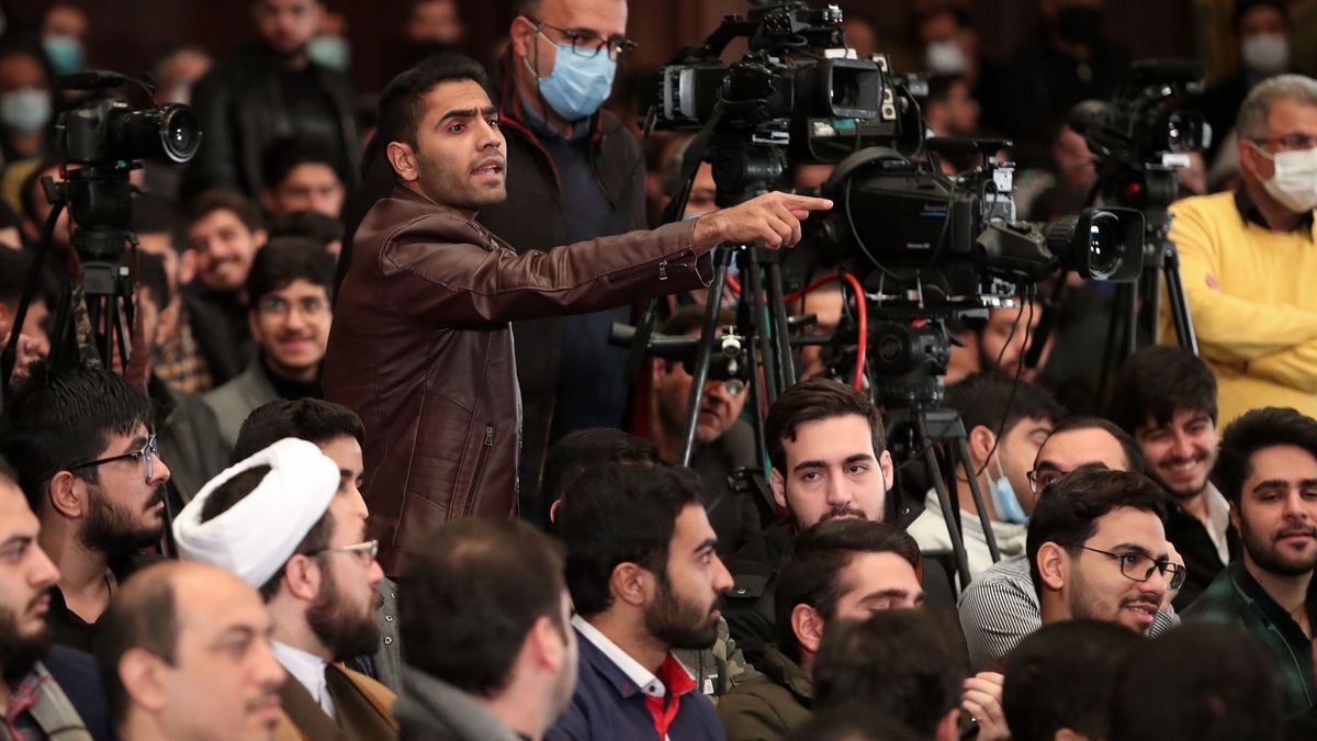La prensa iraní durante un encuentro del presidente, Ebrahim Raisi, con estudiantes en Teherán