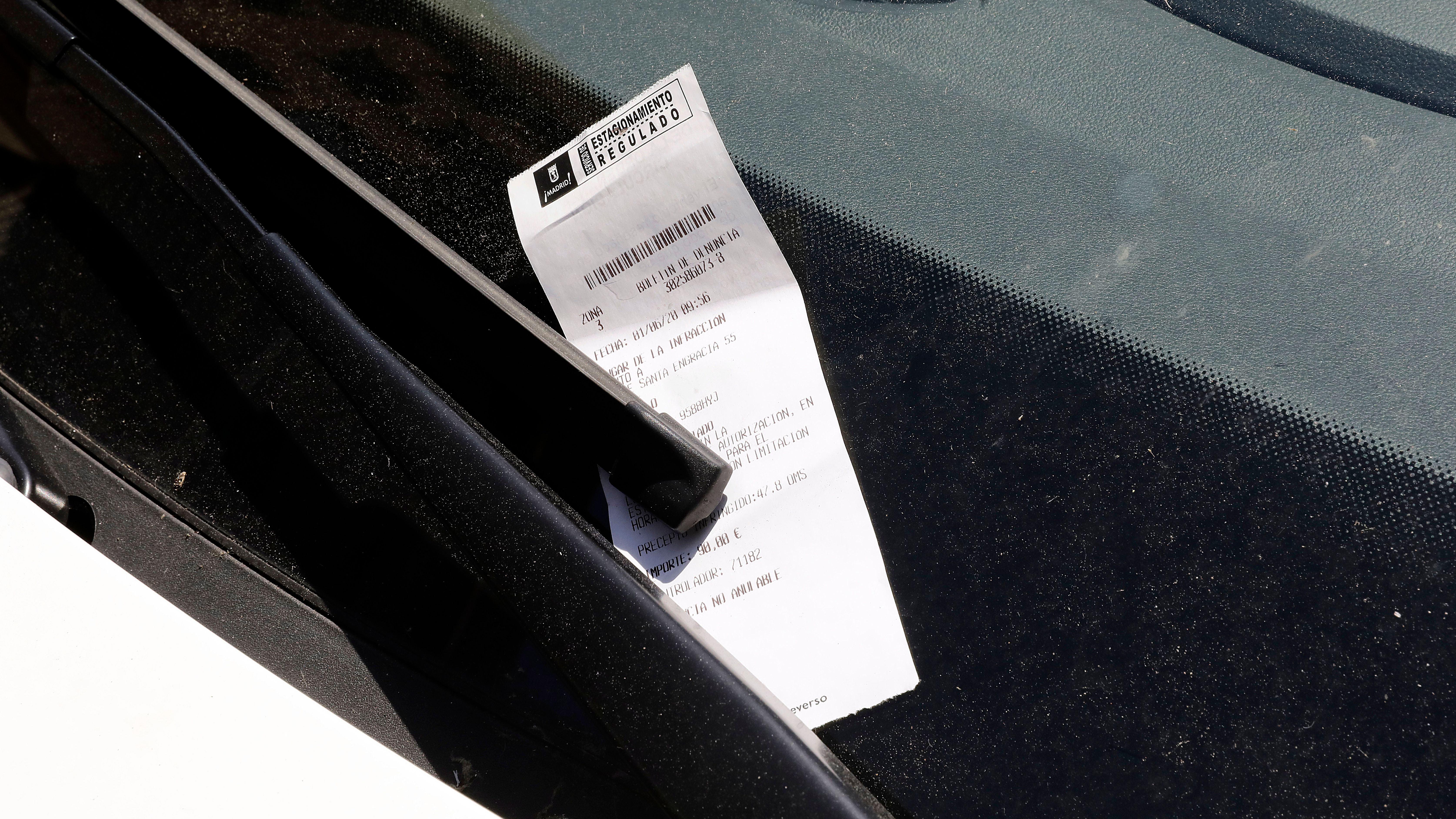 The Madrid City Council warns of false parking tickets positioned on the windshields of automobiles