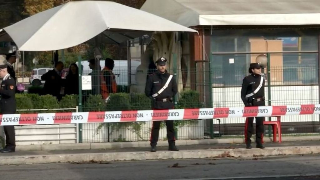 Asesina a tres mujeres y dispara a otras cuatro en una reunión de vecinos en un bar de Roma: "Os voy a matar"