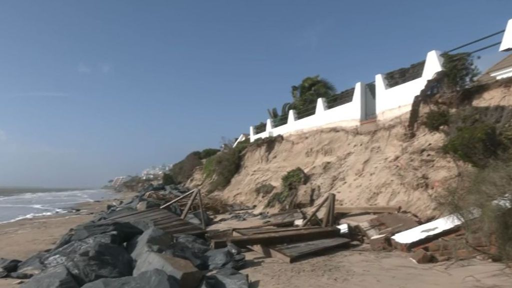 El temporal se lleva 200 metros de playa de El Portil en Punta Umbría, Huelva