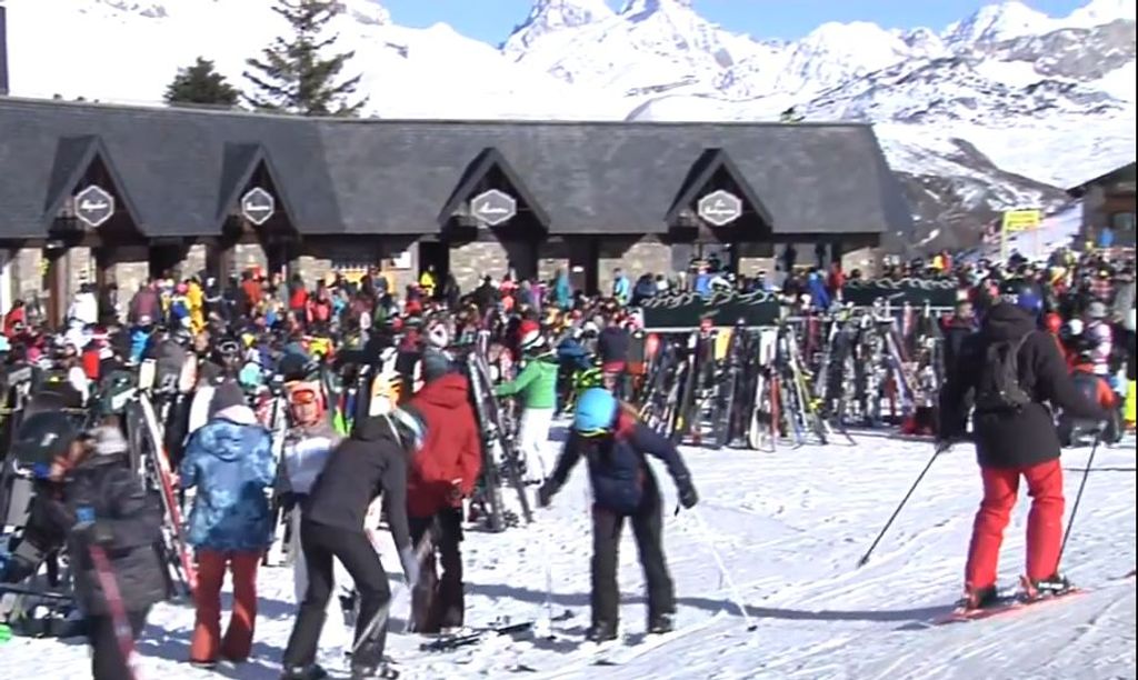La nieve permite la afluencia de aficionados al esquí en las estaciones aragonesas