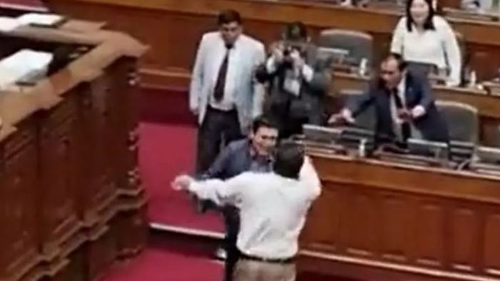 Congreso de Perú:  dos diputados terminan la sesión a puñetazos
