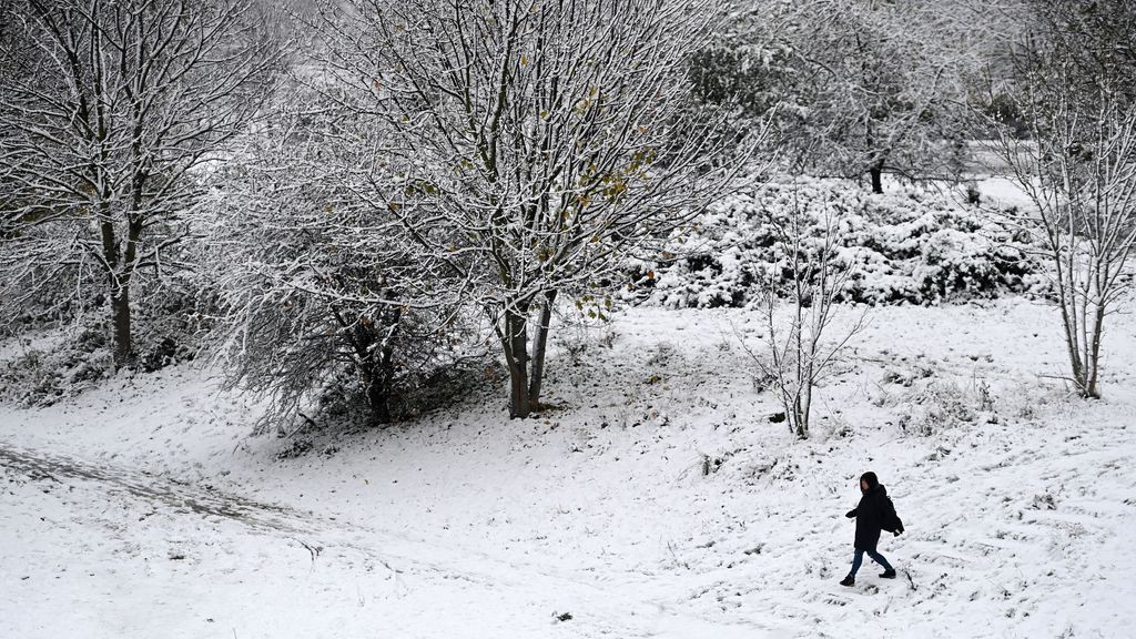 Decenas de españoles atrapados en los aeropuertos de Londres por las nevadas: "Nadie nos da una solución"