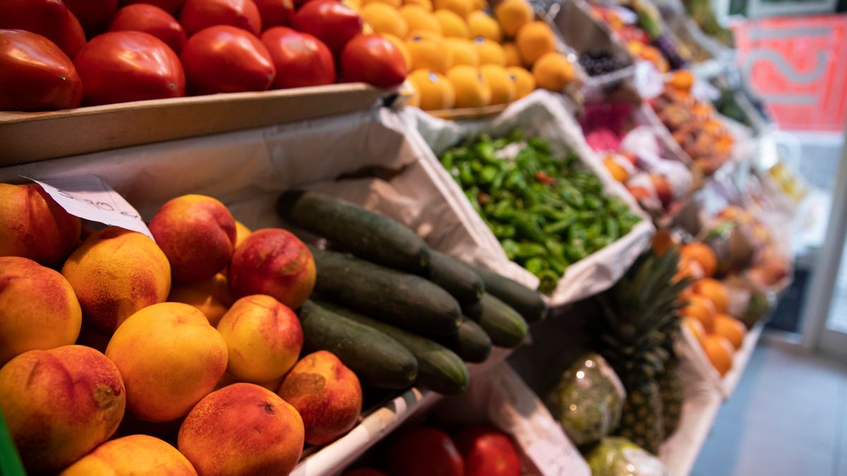 Detalle de un puesto de frutas y verduras de un mercado de abastos. Detalle de un puesto de frutas y verduras de un mercado de abastos.