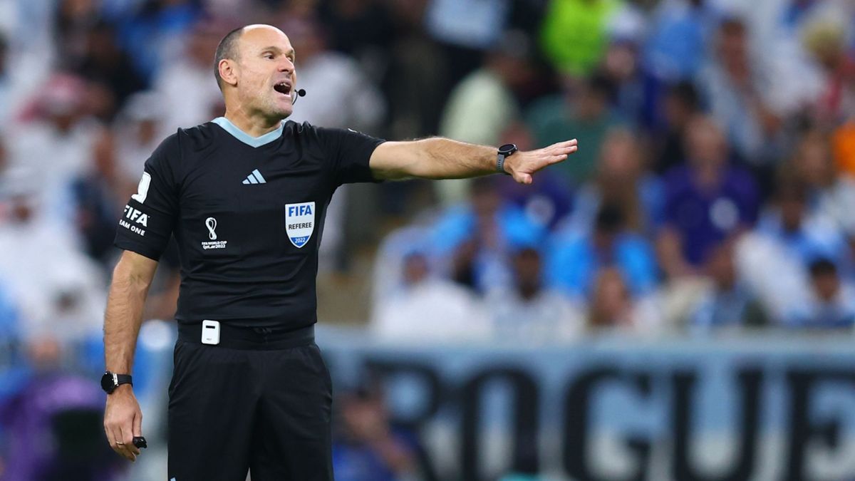 El árbitro Mateu Lahoz no volverá a arbitrar en este Mundial tras su polémica actuación en el Holanda-Argentina