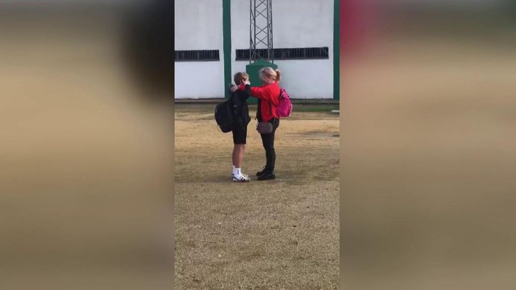 El emotivo encuentro de un niño ucraniano con su madre tras meses sin verse