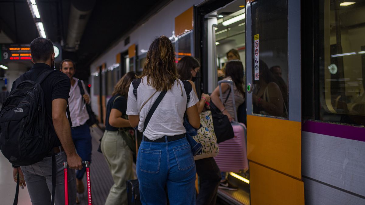 EuropaPress 4670645 viajeros suben tren andenes estacion sants septiembre 2022 barcelona