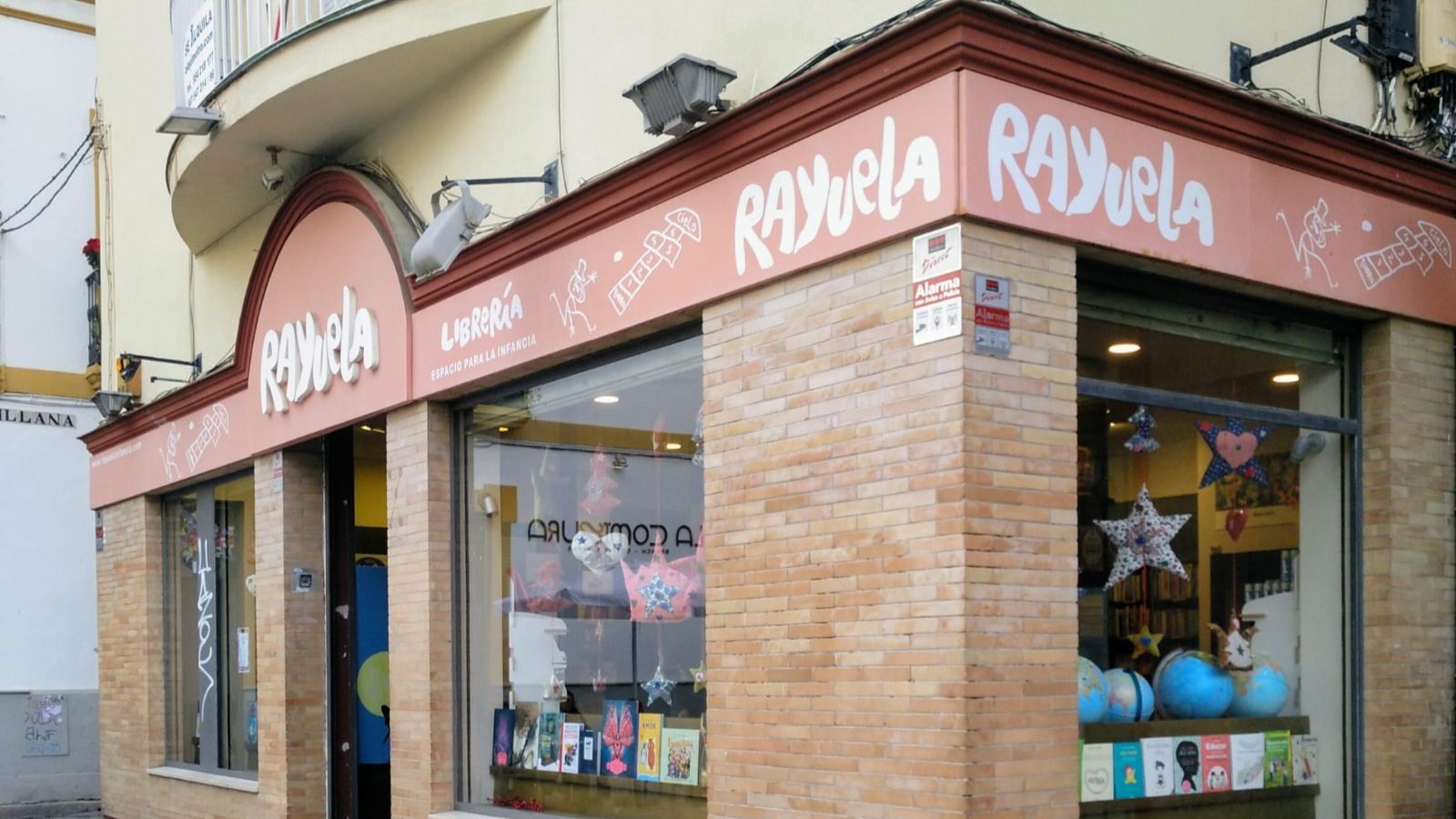 Fachada de la librería sevillana Rayuelainfantil