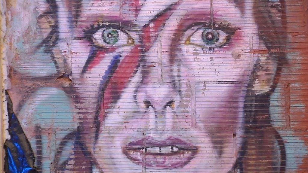 El grafiti valenciano de David Bowie deja la calle para lucir en el museo