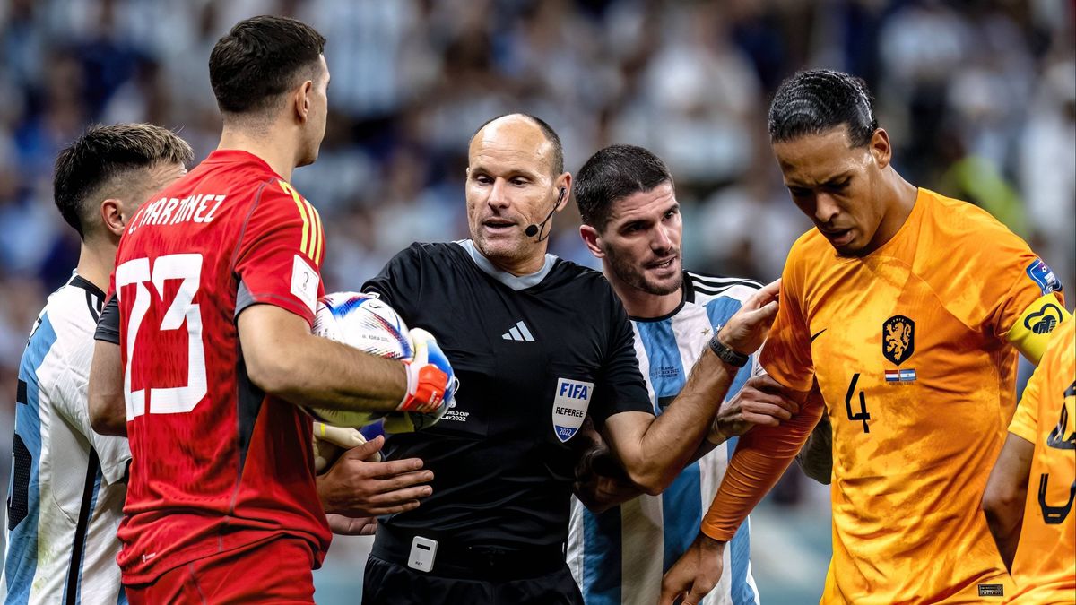 La FIFA aparta a Mateu Lahoz del Mundial: vuelve a casa con el récord de 17 amarillas en un partido La FIFA aparta a Mateu Lahoz del Mundial: vuelve a casa con el récord de 17 amarillas en un partido