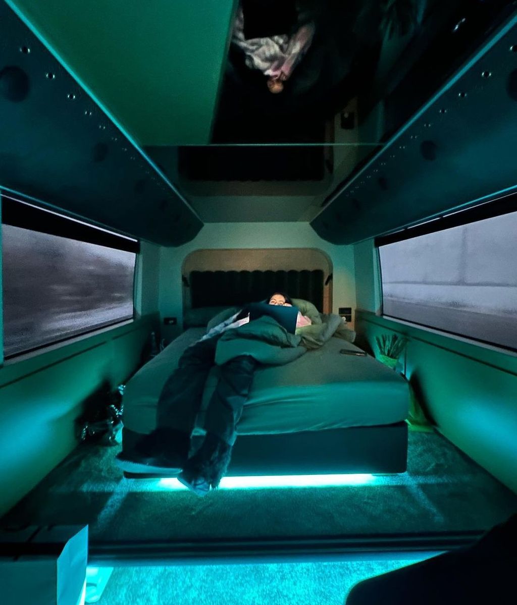 La habitación de Rosalía en su bus